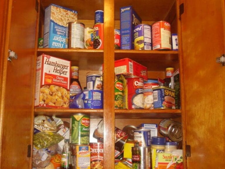 Berliner Tafel: Helfer stecken Spenden ein — Bild: Jaranda / wikimedia (gemeinfrei)