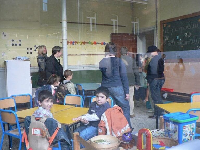 Schul-Sprache soll wegen Ausländern verfallen — Bild: Liege / wikimedia (public domain)