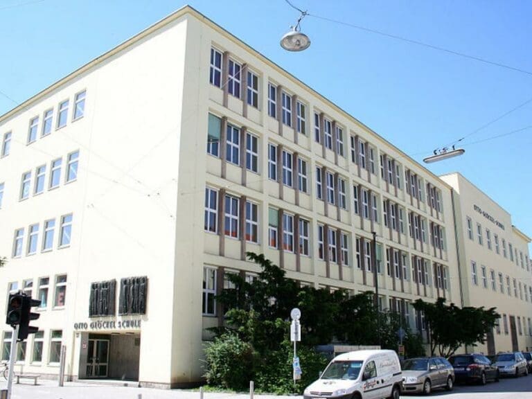Wr. Neustadt führt reine Ausländerklassen ein — Bild: Hans Koberger / Wikimedia (CC BY-SA 3.0)