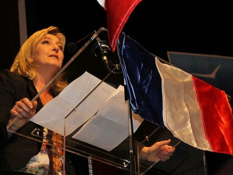 Gewinnt Le Pen bei den Kommunalwahlen? — Bild: Gauthier Bouchet/Wikimedia(CC BY-SA 3.0)