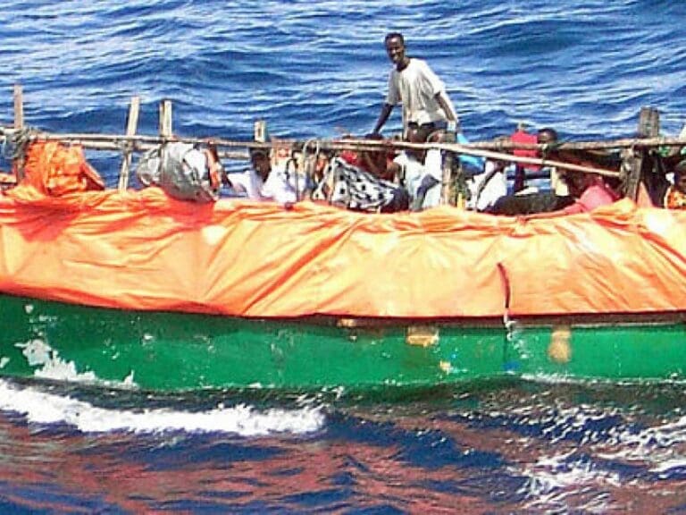 Illegale: Schlepper verdienen Milliarden — Bild: PH1 Robert R. McRill/Wikimedia (PD)