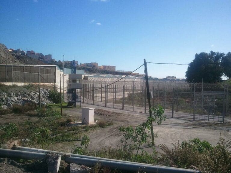 400 Migranten stürmen EU-Außenposten Ceuta — Bild: Xemenendura / Wikimedia (CC BY-SA 3.0)