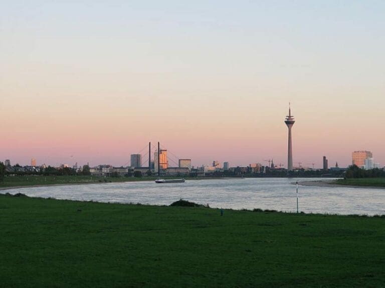 Düsseldorf stöhnt unter Asylantenflut — Bild: Konrad Lischka/Wikimedia(CC BY-SA 4.0)