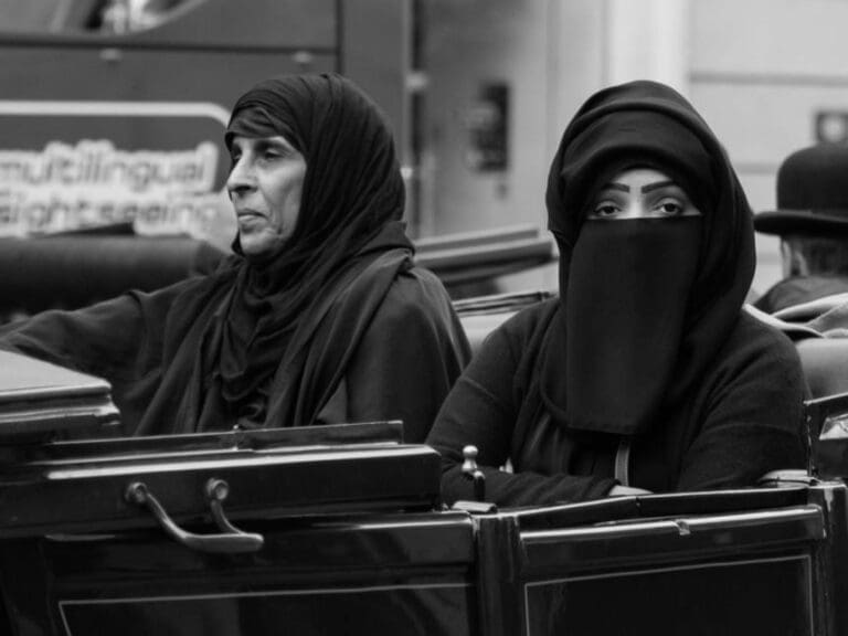 Europäerinnen sind bereits unterworfen — Bild: Andreas Kollmorgen / flickr (CC BY 2.0)