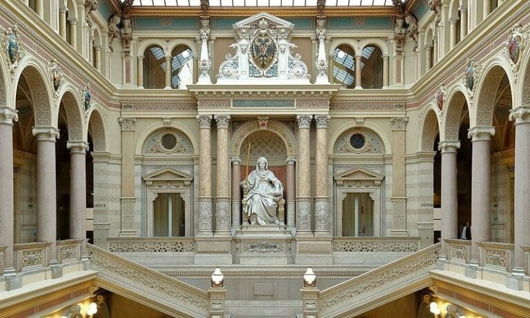 Justizpalast — Bwag / Wikimedia (CC-BY-SA-4.0)