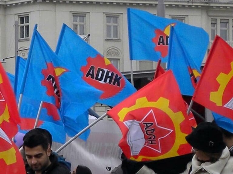 Türkische Marxisten unter ÖGB-Flagge — Bild: Haeferl / Wikimedia  (CC BY-SA 3.0)