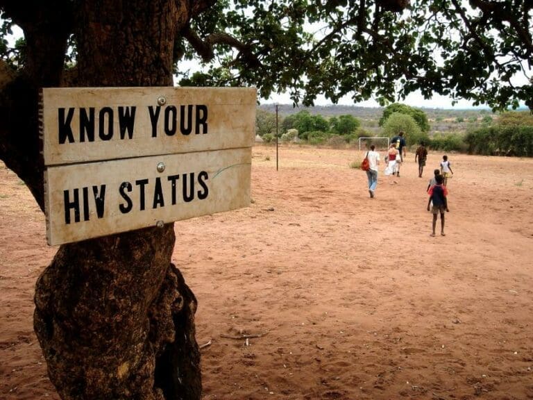 HIV-infizierte Afrikanerin beißt Polizistin — Bild: Jonrawlinson / Wikimedia (CC BY 2.0)