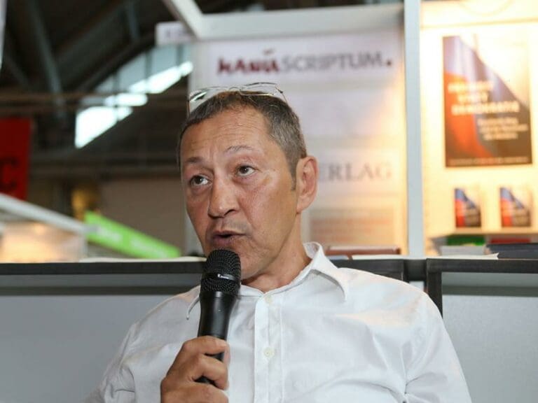Akif Pirinçci provoziert mit Buch "Umvolkung" — Bild: Wikimedia / blu-news.org / CC BY-SA 2.0