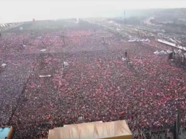 Alles Faschisten, oder was? — Bild: Youtube-Screenshot: AK Parti Yenikapi Istanbul Mitingi