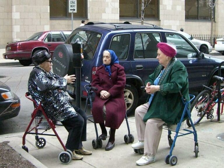 Rollator-Rentnerinnen von Asylanten überfallen — Bild: Kim Scarborough / wikimedia commons  (CC BY-SA 2.0)