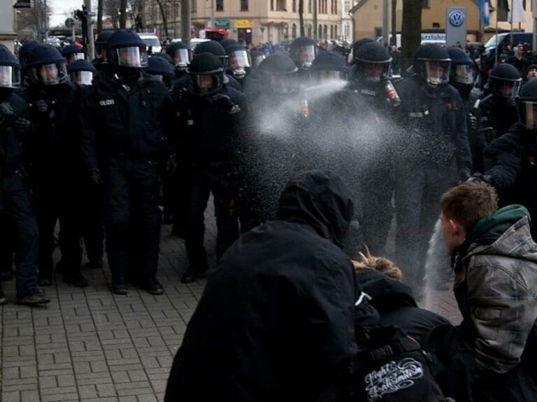 Darmstadt: Vermummte greifen Polizei an — Bild: Montecruz Foto / Wikimedia (CC BY-SA 2.0)