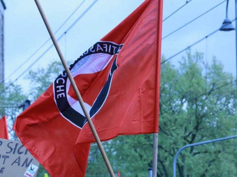 Verständnis für Linksradikale: Die Linke tobt nach Verbot von “linksunten.indymedia” — Bild: Metropolico.org / flickr (CC BY-SA 2.0)