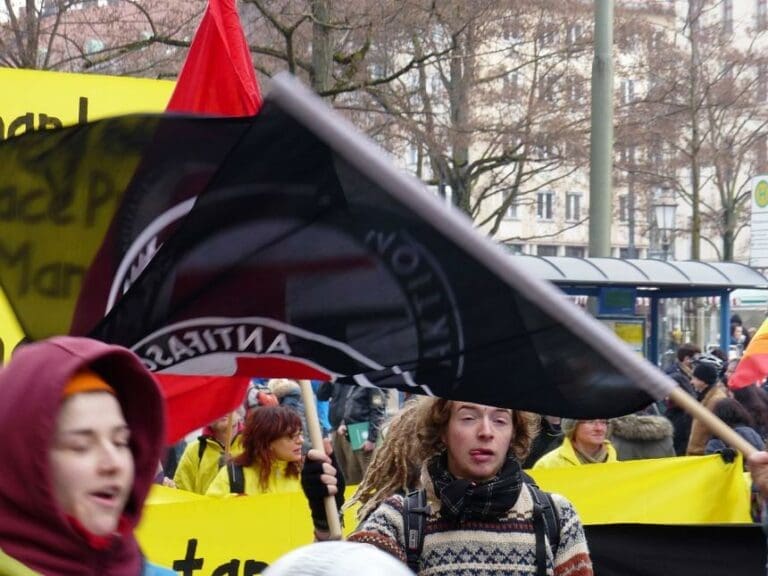 SPD Vize Dreyer verbrüdert sich mit Antifa — Bild: Antifa Flagge Fahne / Wikimedia (CC BY-SA 2.0)