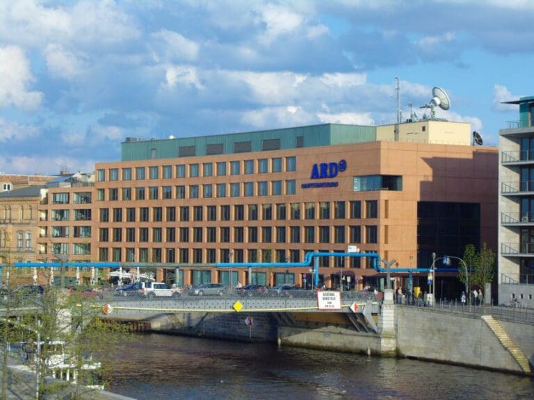 Öffentlich-Rechtliche als Polit-Propagandasender — Bild: wikimedia.org -Standardizer- CC-BY-SA-4.0,3.0,2.5,2.0,1.0