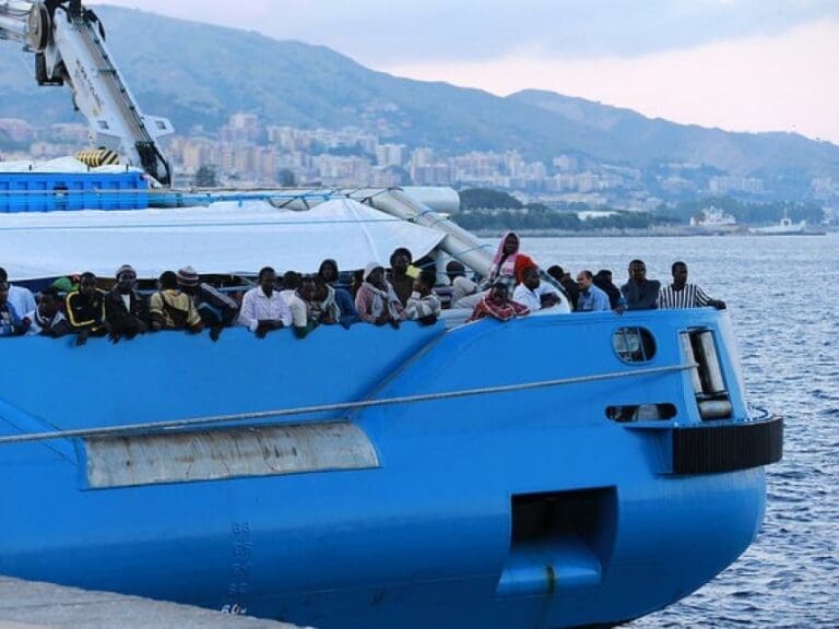Neuer Flüchtlingsansturm droht: Minister erklärt Klimawandel zur Fluchtursache — Bild: blu-news.org/wikimedia (CC BY-SA 2.0)