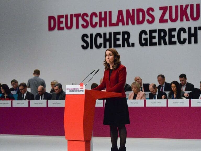 Integrationsbeauftragte Özoguz fordert: Alle, nicht nur Moslems, müssen sich vom Islam-Terror distanzieren — Bild: Olaf Kosinsky / Wikimedia (CC BY-SA 3.0 DE)