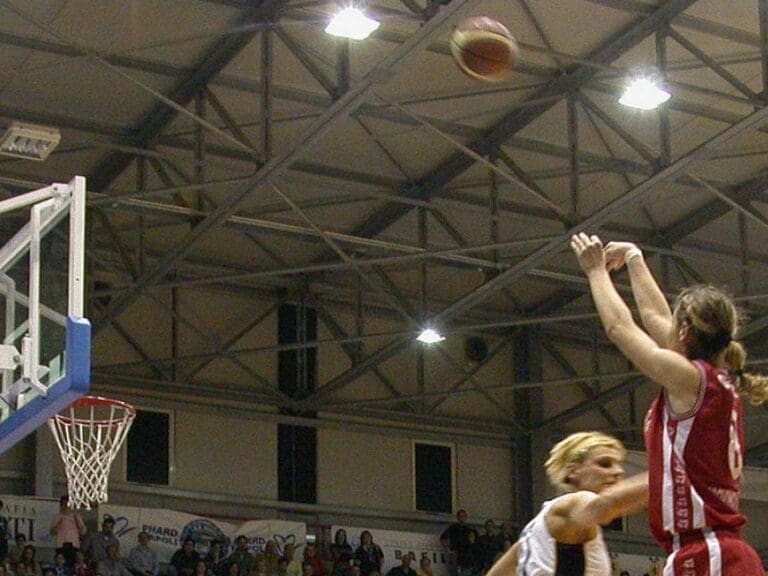Basketball: Zweikampf zwischen Mann und Frau — Massimo Finizio / Wikimedia (CC BY-SA 2.0 IT Deed)