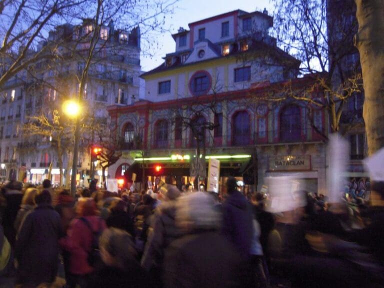 Terror in Frankreich: Mindestens 140 Tote — Bild: Patrick Janicek - LE BATACLAN / Wikimedia (CC BY 2.0)