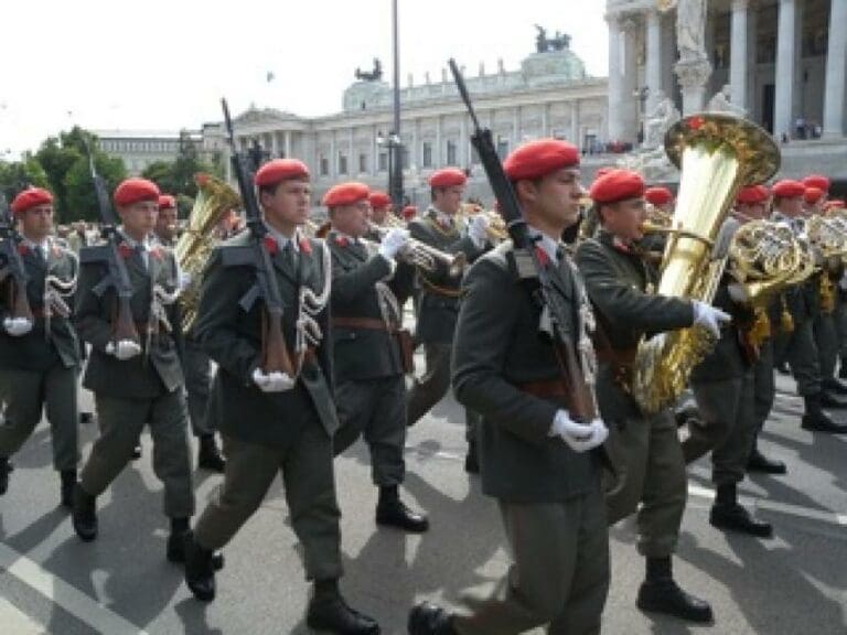 Militärkommando OÖ sucht freiwillige Offiziere — Bild: weisserstier from Wien, Austria - 130601_Blasmusikfest_12/ Wikimedia CC BY 2.0