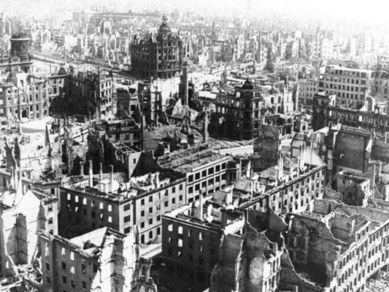Dresden keine "unschuldige Stadt"? — Bild: Bundesarchiv,  Bild 183-Z0309-310 / G. Beyer / Wikimedia (CC BY-SA 3.0 DE)
