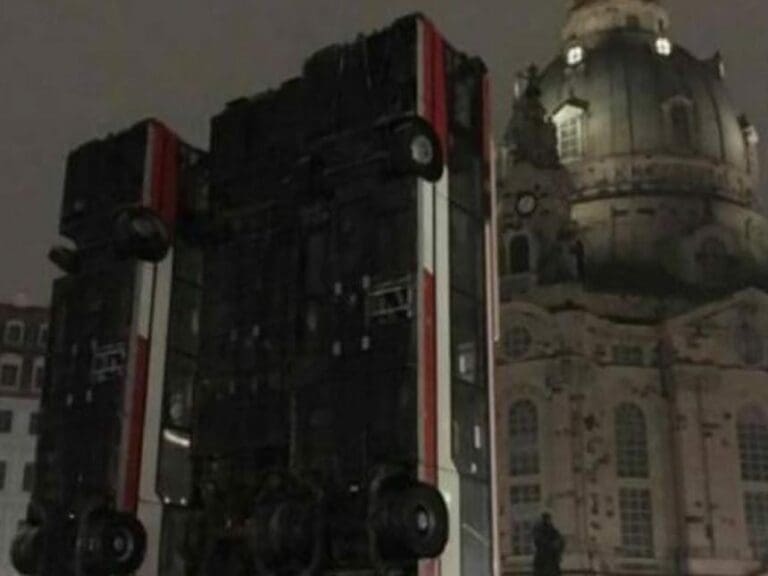 Nach Dresden werden nun die Berliner mit zweifelhaftem Bus-Kunstwerk beglückt — Bild: Lutz Bachmann / Facebook