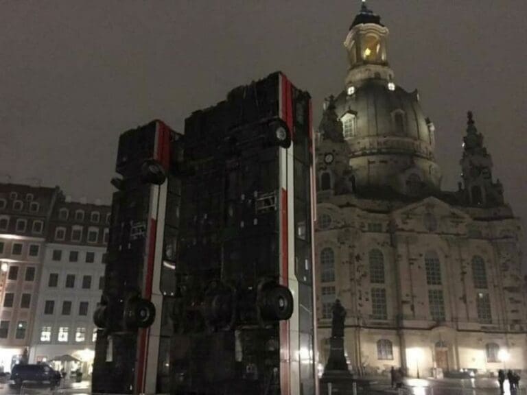 Autobusse vor Dresdner Frauenkirche — Bild: Lutz Bachmann / Facebook