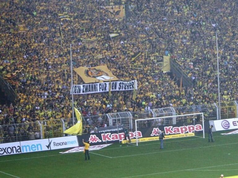 Linksextreme Gewalt terrorisiert den Fußball — Bild: funky1opti / flickr (CC BY 2.0)