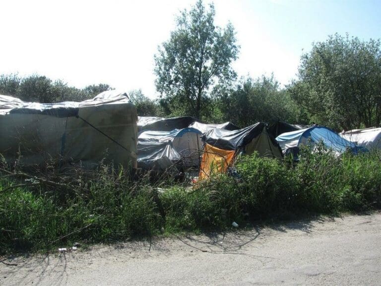 Linke Filmemacherin in Flüchtlingscamp Calais mit Messer und Pfefferspray attackiert — Bild: Michal Bělka / wikimedia (CC-BY-SA 4.0)