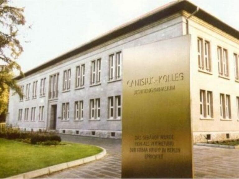Kopftuchträgerin lehrt an katholischem Gymnasium — Bild: deAcademic.com/pictures