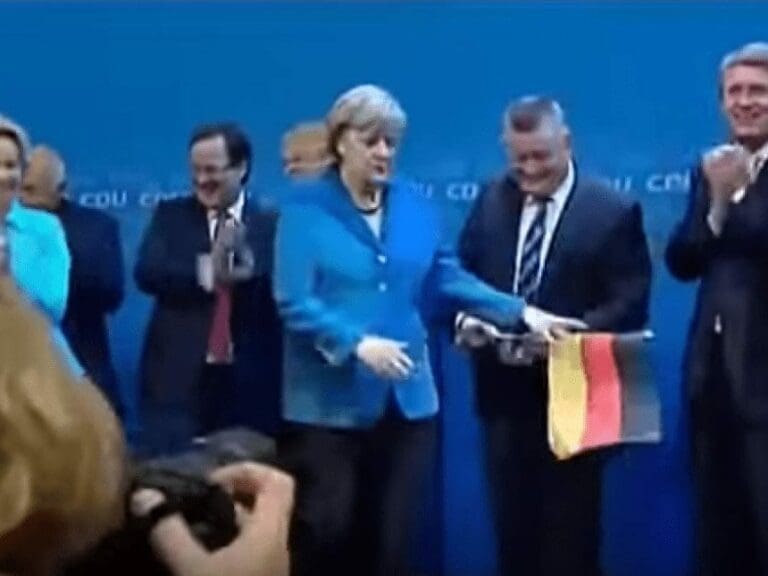 Für Angela Merkel sind Deutsche kein Volk! — Bild: Screenshot YouTube / AfD Mecklenburg-Vorpommern, ZDF