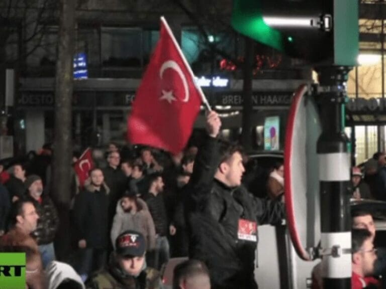 Wasserwerfer gegen Türkenmob in Rotterdam — Bild: Screenshot  RT / YouTube