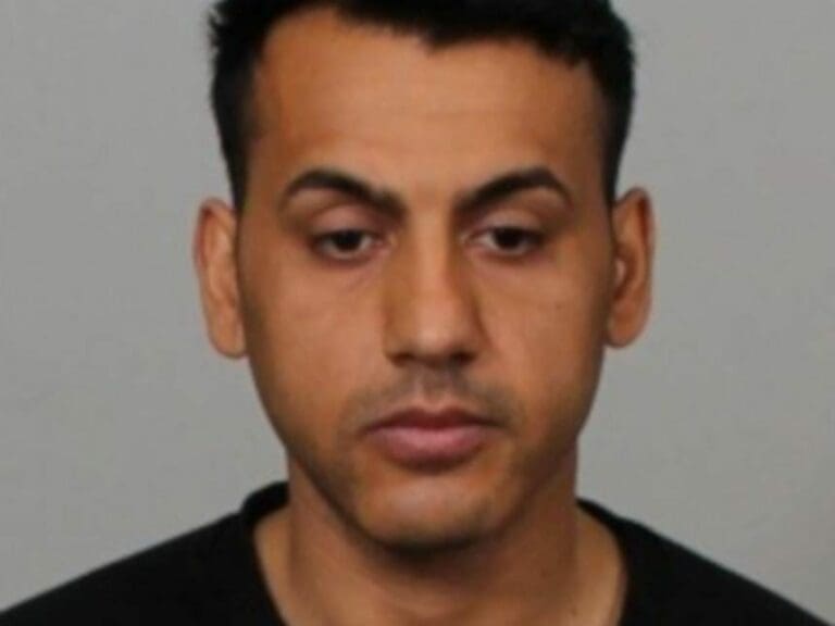 Cops Hunt Migrant Who Groomed Girl On Bus — Bild: z.V.g