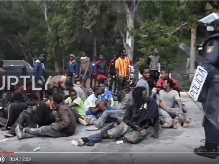 Afrikaner feiern Grenzsturm in Spanien — Bild: Ruptly TV / YouTube Screenshot