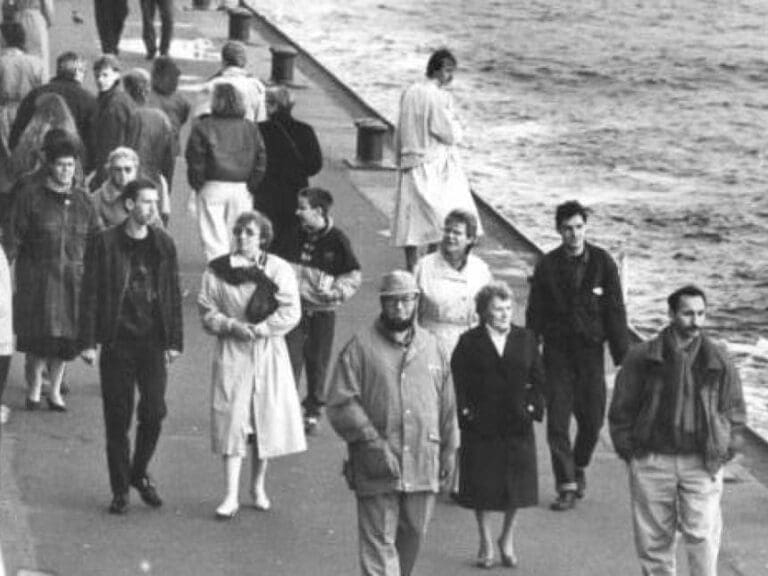 "Ossis" wie "Nafris"? Wirre Merkel-Rede — Bild: Bundesarchiv, Bild 183-1989-1112-007 / Pätzold, Ralf / CC-BY-SA 3.0