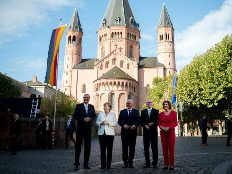 Tag der Deutschen Einheit: Merkel feiert sich, während in DDR-Manier Bürger ausgeschlossen wurden — Bild: Bundesregierung/Zahn
