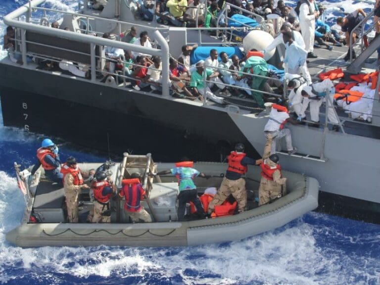 Einwanderer lassen sich von Malta nicht retten — Bild: Official U.S. Navy Page/Geo Swan/wikimedia (CC BY-SA 3.0)