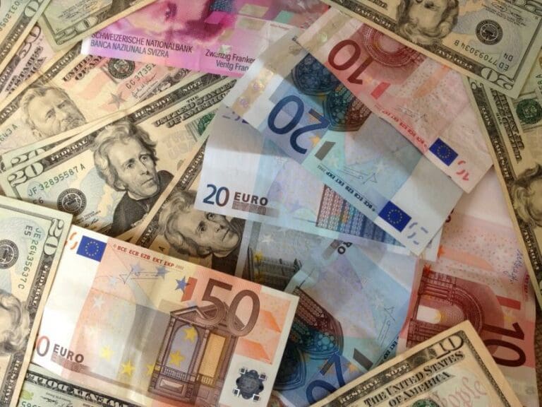 Euro und Dollar bald gleichauf? — Bild: Mark Hodson Photos / flickr (CC BY 2.0)