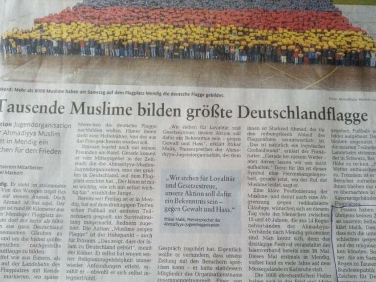 6.000 Moslems bilden Deutschlandflagge, Frauen waren von Aktion ausgeschlossen — Bild: privat