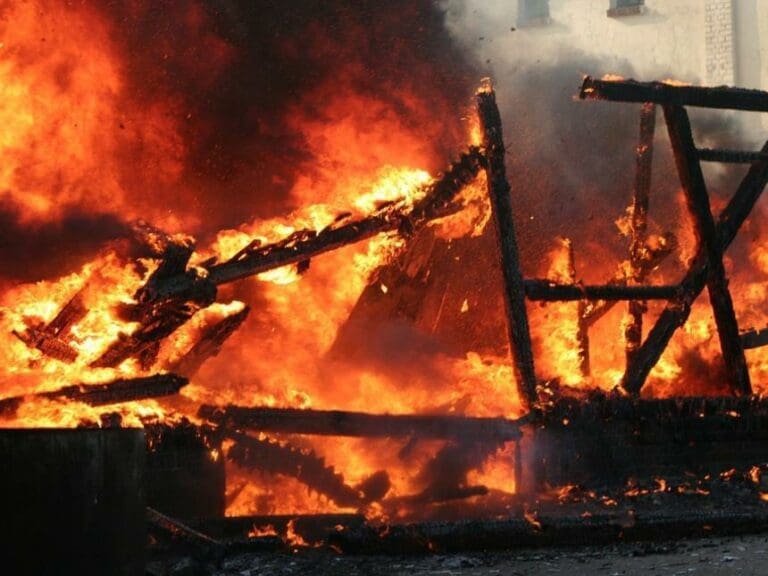 Asylwerber legt Brand - Bald wieder frei? — Bild: Beeki / pixabay.com