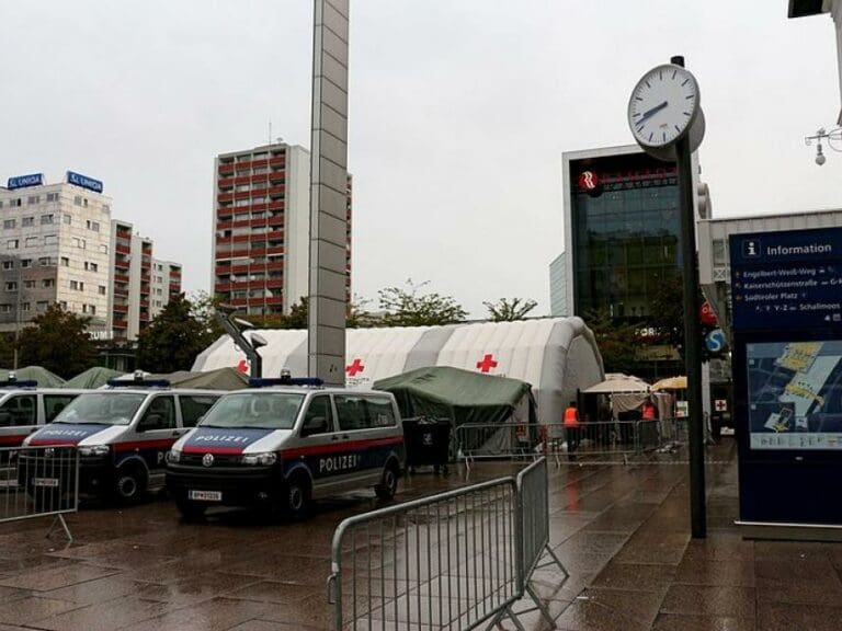Der Salzburger Bahnhofsvorplatz wurde von einer Asylantenfehde heimgesucht.