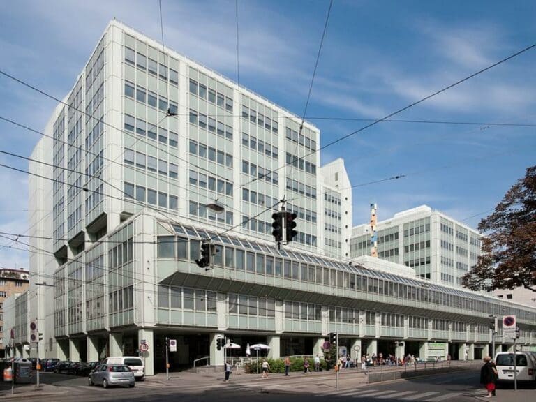 Ausländische Bettler belagern TU Wien — Bild: MrPanyGoff /Wikimedia (CC BY-SA 3.0)