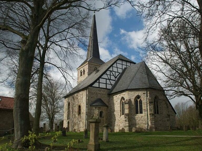 Container für Flüchtlinge auf dem Friedhof — Bild: Maik Meid/Wikimedia (CC BY-SA 3.0)