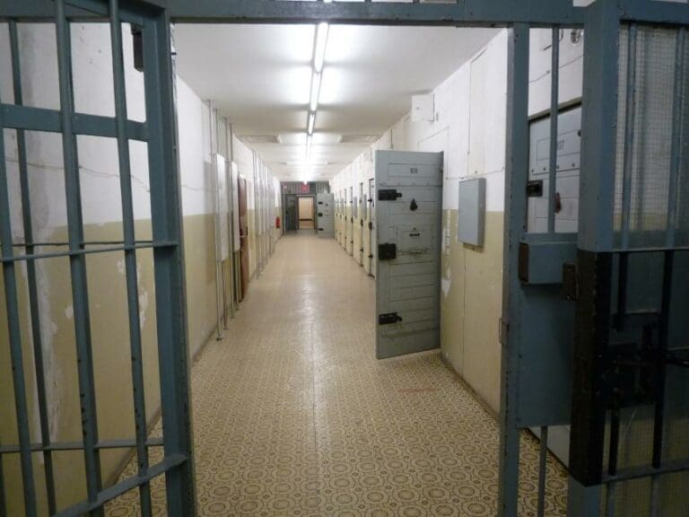 Algerier fällt im Stiegenhaus über Wienerin her: Eineinhalb Jahre Haft — Bild: Langinger / wikipedia.org (PD-self)