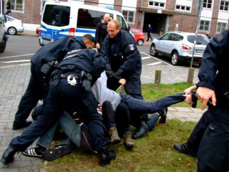 Bissiger Afrikaner geht auf drei Polizisten los — Bild: Berlin Refugee Strike/Wikimedia (CC BY-SA 3.0)
