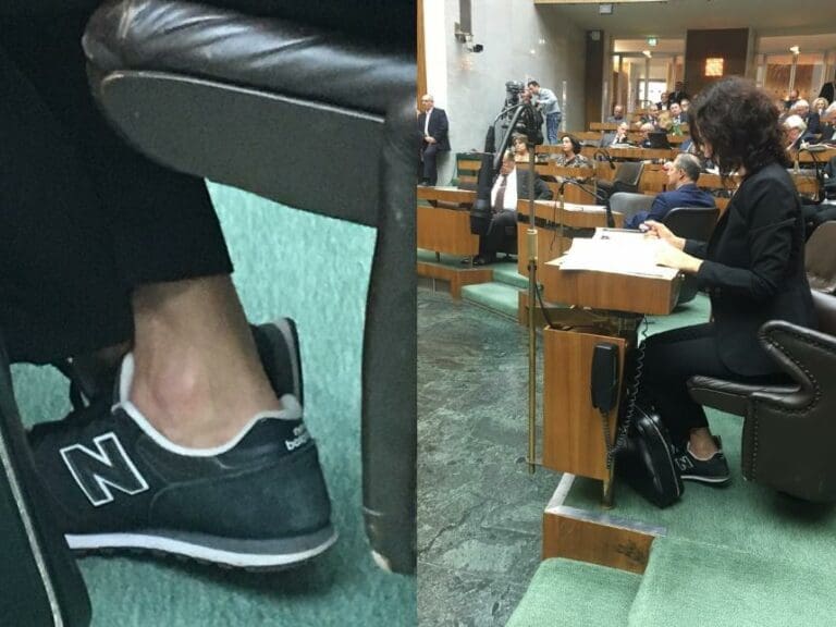 Glawischnig trägt "Trump-Schuhe" — Bild: zVg