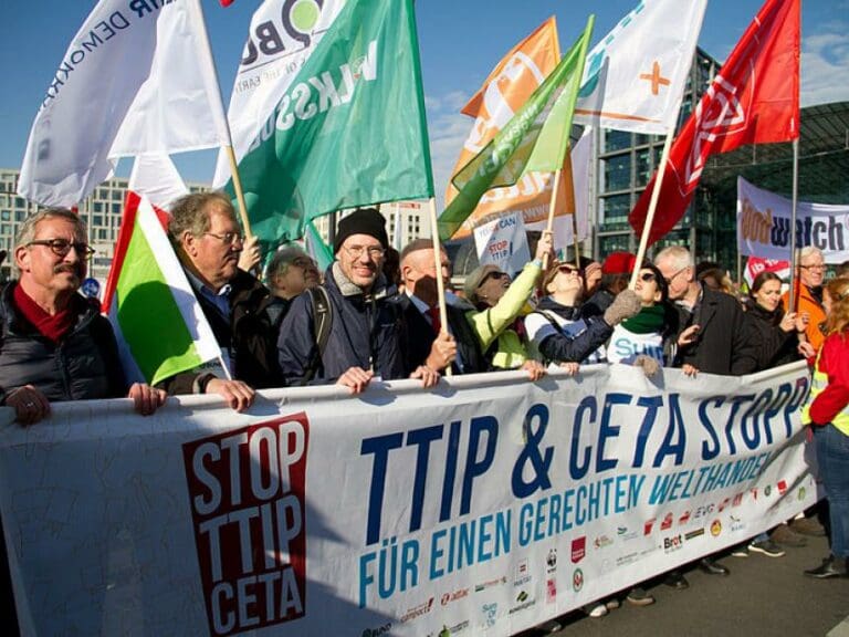 Frankreich droht mit Aus für TTIP-Abkommen — Bild: Edda Dietrich - Mehr Demokratie - Wikimedia Commons - (CC BY-SA 2.0)
