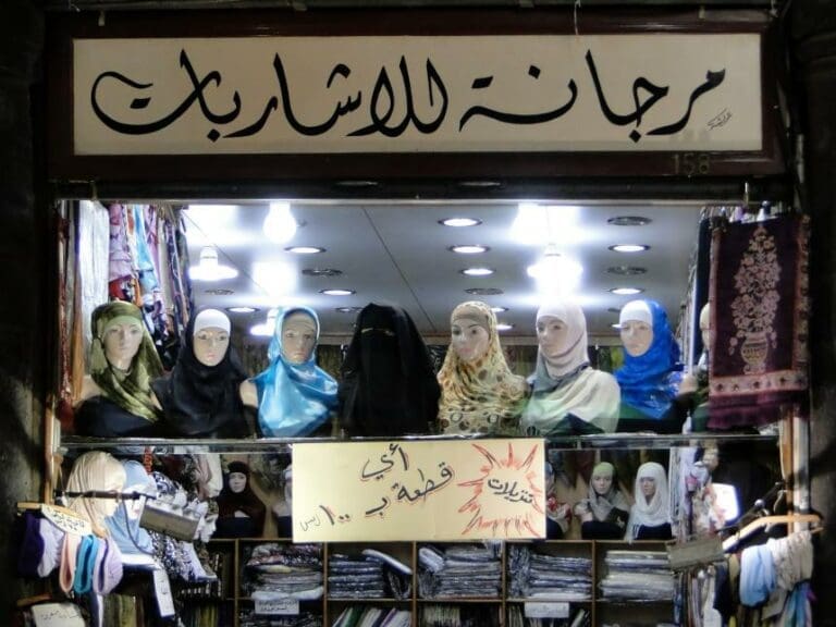 Hijab im Playboy angekommen: “Rebellin” posiert mit Kopftuch und erntet viel Kritik — Bild: Wikimedia / Bernard Gagnon / CC BY-SA 3.0