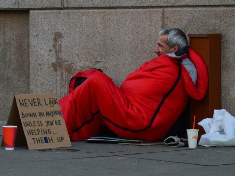 Araber schlägt und sticht auf Obdachlose ein — Bild: quinntheislander / pixabay.com /CC0       Symbolfoto
