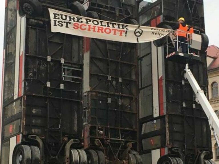 Rauer Wind schlägt Bus-Mahnmal entgegen — Bild: Identitäre Bewegung Dresden / Facebook
