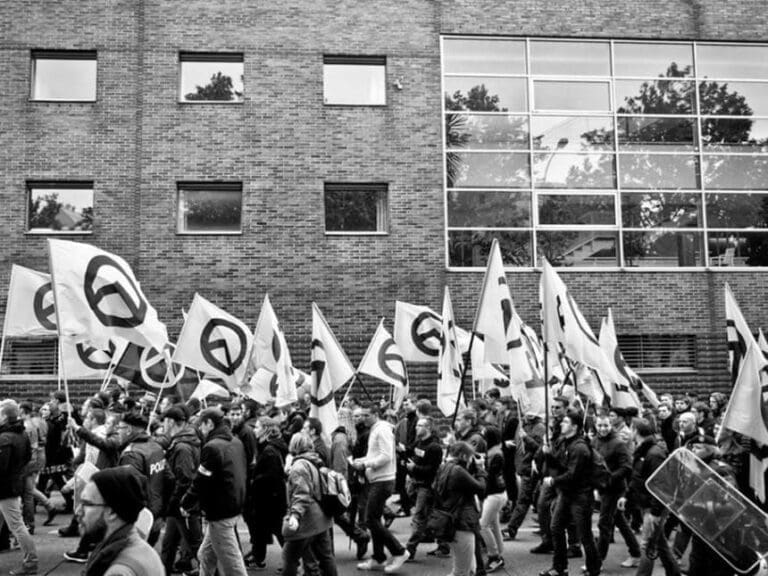 Identitären-Demo gegen Asylzentrum — Bild: Identitäre Bewegung Österreich